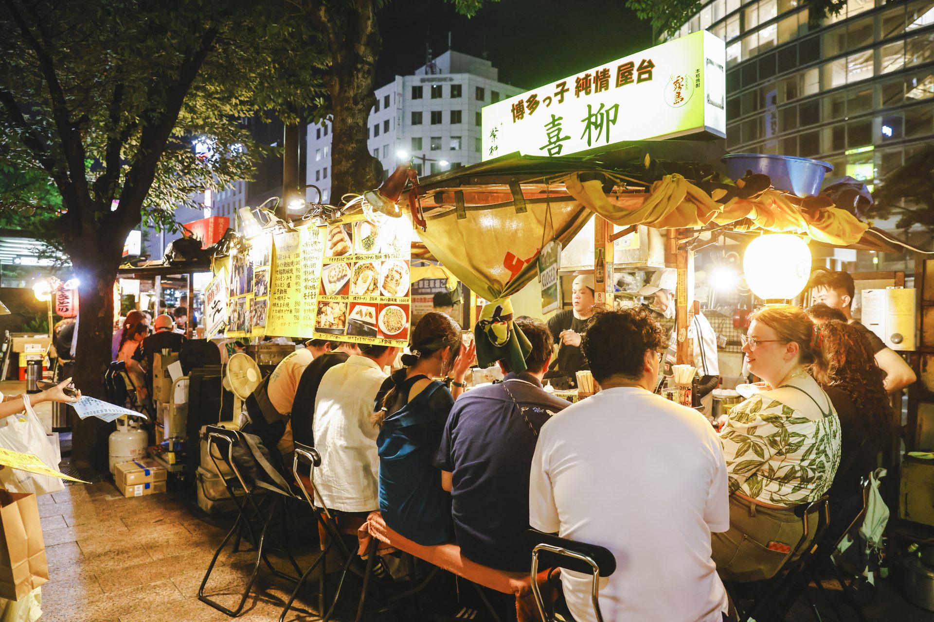 A popular, busy yatai stall in Fukuoka